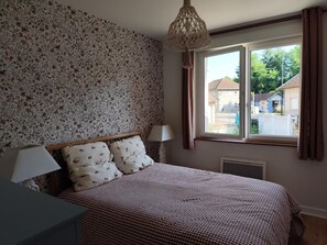 2 bedrooms, iron/ironing board, WiFi, bed sheets