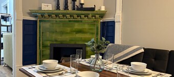 Cozy 2-BR Apt: Full Beds & Comfortable Living Area