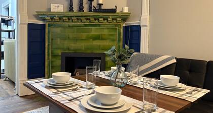 Cozy 2-BR Apt: Full Beds & Comfortable Living Area