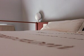 1 habitación, tabla de planchar con plancha, wifi gratis y ropa de cama
