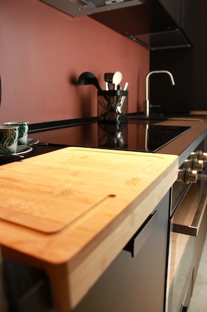 Kjøleskap, ovn, kokeplater og oppvaskmaskin