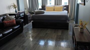 1 dormitorio, tabla de planchar con plancha, wifi y ropa de cama