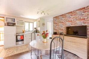 Frigorifero, microonde, forno, piano cottura