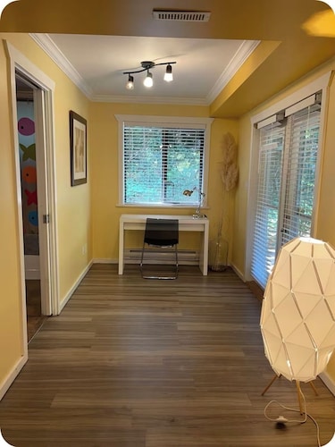 Beautiful 3 beds 2 bath Garden level suite in south Surrey