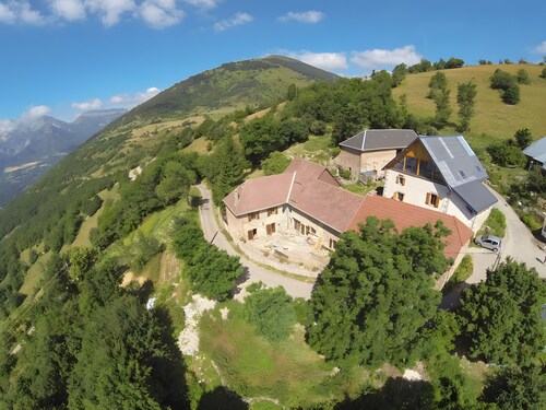 Bed and Breakfast 'La Chambre De L'Obiou 2' with Lake View, Shared Garden and Wi-Fi