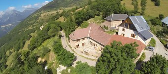 Bed and Breakfast 'La Chambre De L'Obiou 2' with Lake View, Shared Garden and Wi-Fi