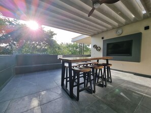 Outdoor dining - Luxury Rooftop Oasis Plunge Pool & Outdoor Kitchen (Playa del Carmen)