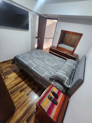 4 bedrooms, iron/ironing board, WiFi, bed sheets