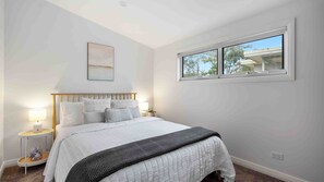 4 bedrooms, iron/ironing board, WiFi, bed sheets