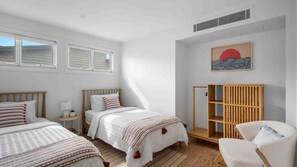 4 bedrooms, iron/ironing board, WiFi, bed sheets