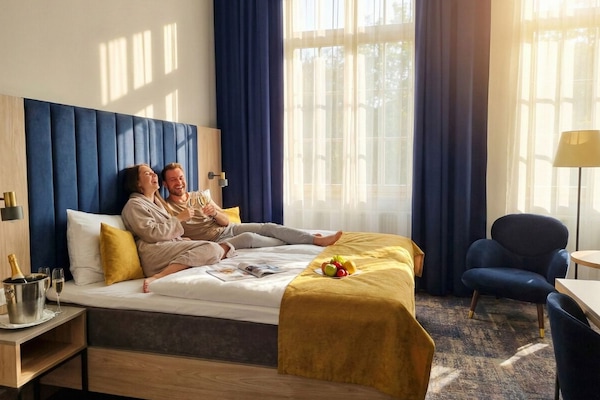 Comfort Double Room | Peti besi dalam bilik, meja, langsir/tirai gelap terus, Wi-fi percuma