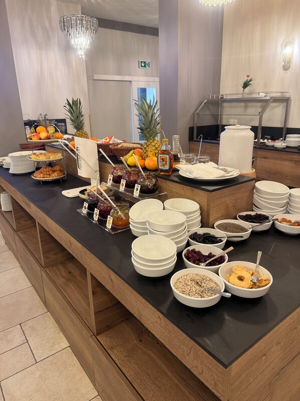 Frukostbuffé varje dag (EUR 20 per person)
