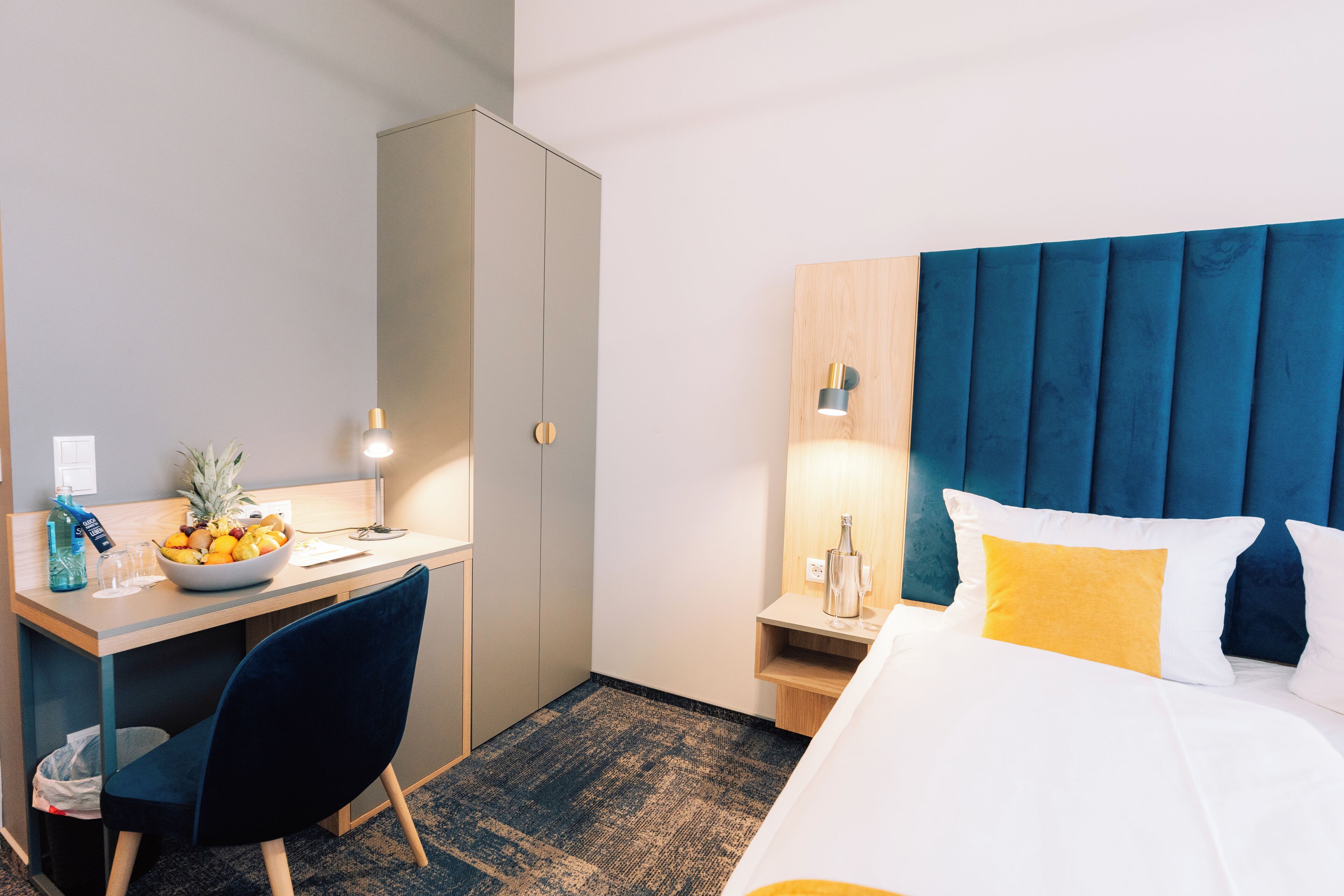 Classic dubbelrum | Värdeförvaringsskåp på rummet, skrivbord och mörkläggningsgardiner