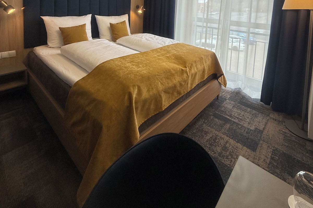 Caja de seguridad en la habitación, escritorio y cortinas blackout