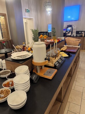 Tägliches Frühstücksbuffet gegen Gebühr