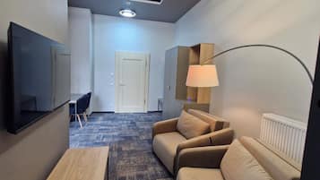 Habitación doble familiar | Caja de seguridad en la habitación, escritorio y cortinas blackout