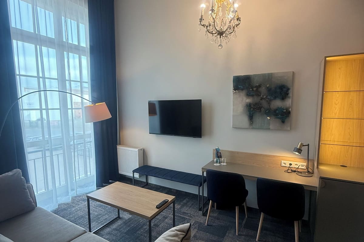 Caja de seguridad en la habitación, escritorio y cortinas blackout