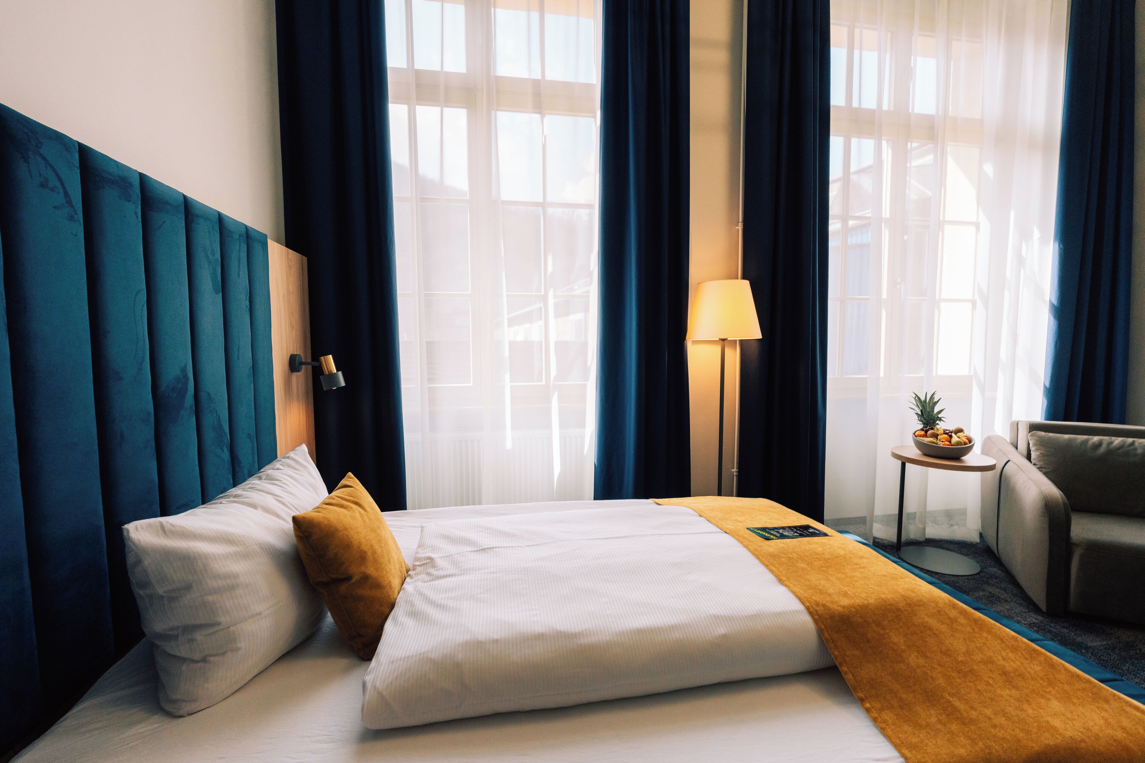 Comfort enkelrum | Värdeförvaringsskåp på rummet, skrivbord och mörkläggningsgardiner