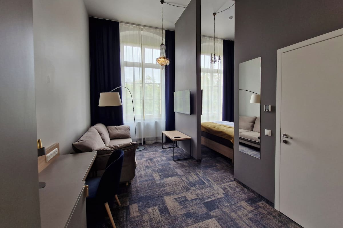 Caja de seguridad en la habitación, escritorio y cortinas blackout