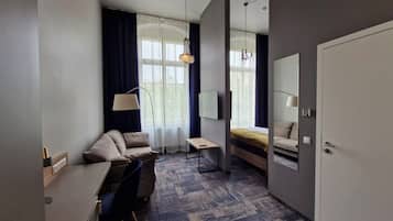 Habitación doble Confort | Caja de seguridad en la habitación, escritorio y cortinas blackout