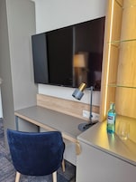 经典单人房 | 客房内保险箱、办公桌、遮光窗帘、免费 WiFi