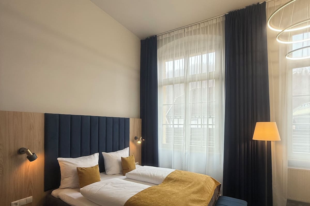 Caja de seguridad en la habitación, escritorio y cortinas blackout