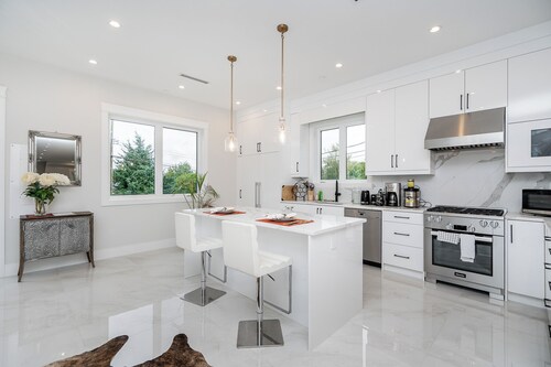 Modern family friendly duplex minutes from downtown, airport, UBC, free parking.