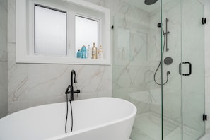Douche, séchoir à cheveux, serviettes fournies, savon