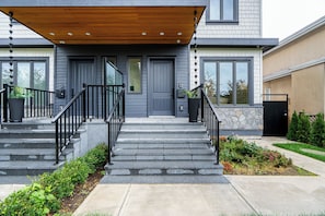 Exterior - Modern family friendly duplex minutes from downtown, airport, UBC, free parking. (Vancouver)