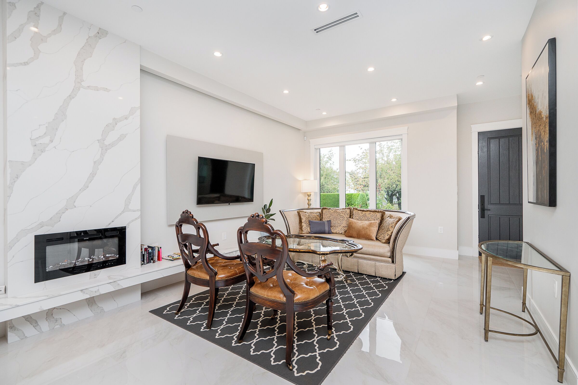 スマートテレビ、暖炉、書庫、ステレオ