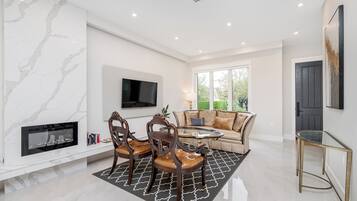 Smart TV, fireplace, books, stereo