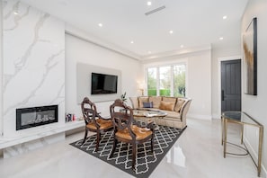 Smart TV, fireplace, books, stereo - Modern family friendly duplex minutes from downtown, airport, UBC, free parking. (Vancouver)