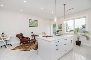 Interior - Modern family friendly duplex minutes from downtown, airport, UBC, free parking. (Vancouver)