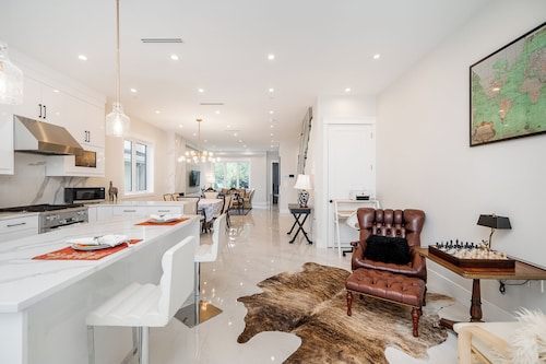 3 bed all with ensuite, free parking, minutes to downtown, airport