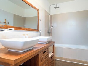 Dusch, hårtork och handdukar