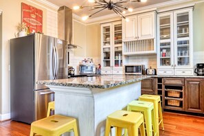 冷蔵庫、電子レンジ、オーブン、コンロ