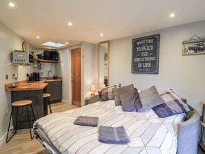 1 habitación, decoración personalizada y muebles diferentes 