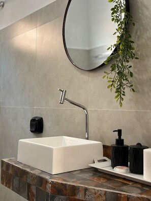 Regadera, toallas, jabón, papel de baño 