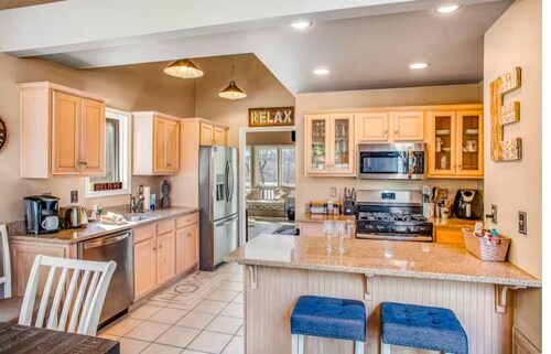 Elegant 5-bedroom house in Beautiful Lake Harmony with view of the Slopes