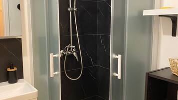 Serviettes fournies, savon, papier toilette