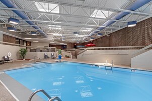 室内游泳池，06:00 至 23:00 开放，池畔遮阳伞
