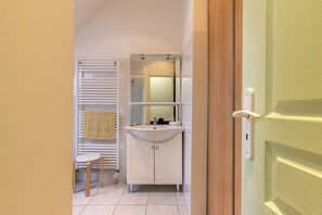 Secador de pelo, jabón y papel higiénico