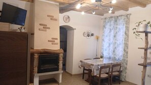 Dining - Apartment 'La Meridiana Lago Maggiore 2' with Mountain View, Wi-Fi and Air Conditioning (Laveno-Mombello)