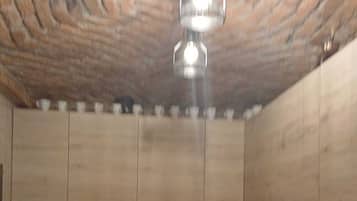 Kühlschrank, Mikrowelle, Geschirrspüler, Kochgeschirr/Geschirr/Besteck