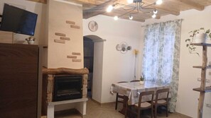 Dining - Apartment 'La Meridiana Lago Maggiore 2' with Mountain View, Wi-Fi and Air Conditioning (Laveno-Mombello)