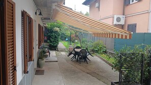 Outdoor dining - Apartment 'La Meridiana Lago Maggiore 2' with Mountain View, Wi-Fi and Air Conditioning (Laveno-Mombello)