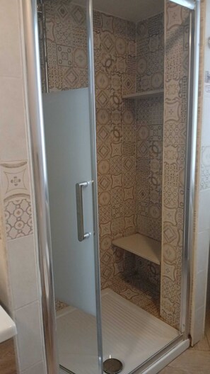 Shower, towels - Apartment 'La Meridiana Lago Maggiore 2' with Mountain View, Wi-Fi and Air Conditioning (Laveno-Mombello)