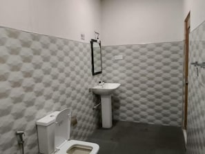 Shower, free toiletries, soap, toilet paper
