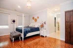 5 bedrooms, desk, free WiFi, bed sheets