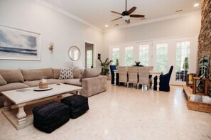 Smart TV - Cozy Cove: Pets ok. 4 bikes, 5 kayaks, 2 paddleboards, wifi (Huddleston)